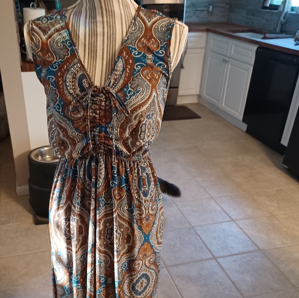 Brown Paisley tee length, v-neck, sleeveless - Picture 2 of 8
